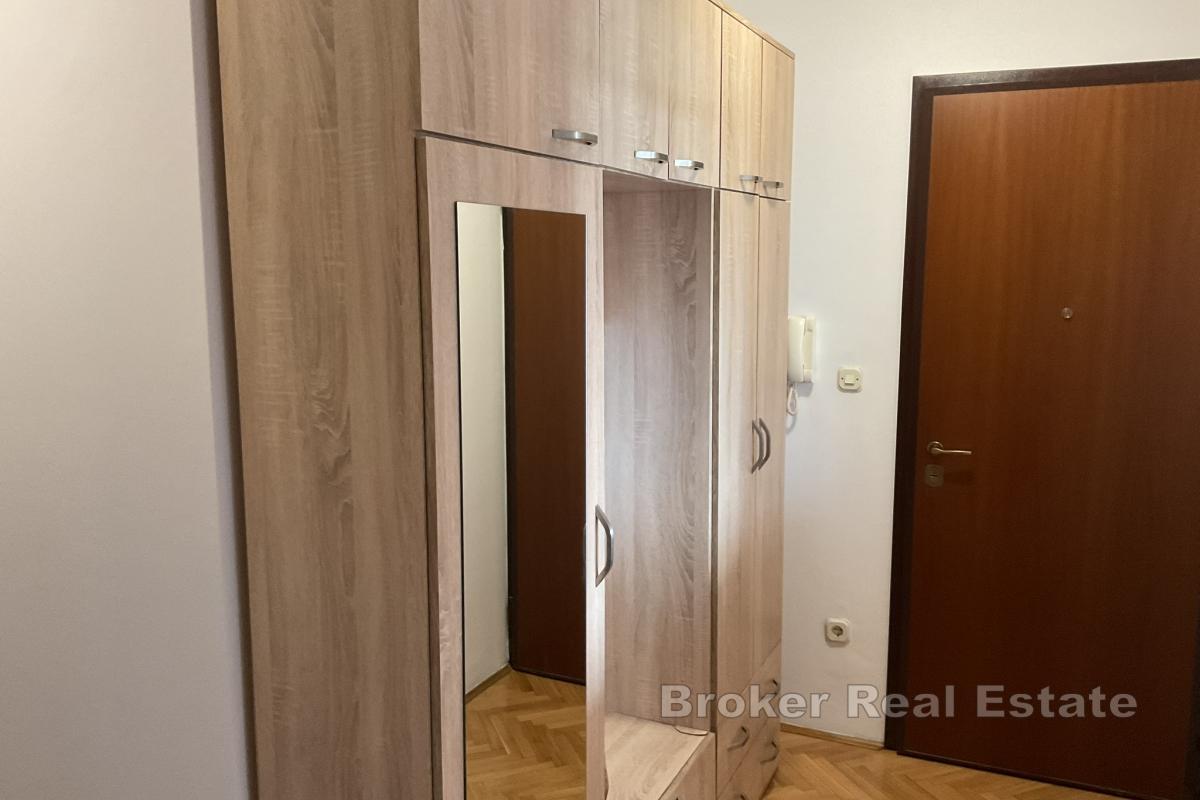 Moderní třípokojový apartmán s výhledem na moře v atraktivní lokalitě ve Splitu