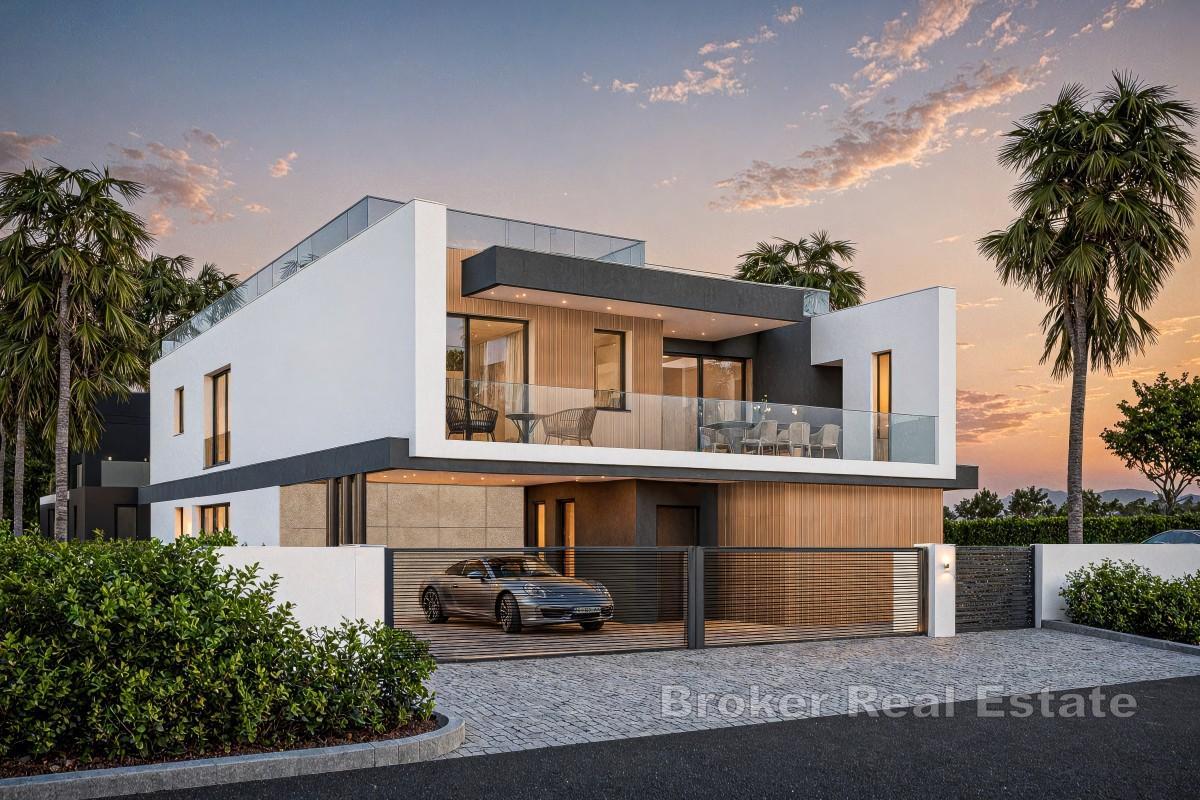 Luksuzna moderna vila u neposrednoj blizini mora, s bazenom i krovnom terasom