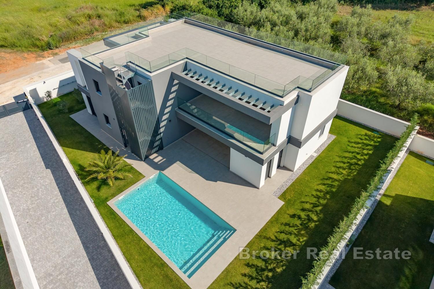 Luksuzna moderna vila u neposrednoj blizini mora, s bazenom i krovnom terasom