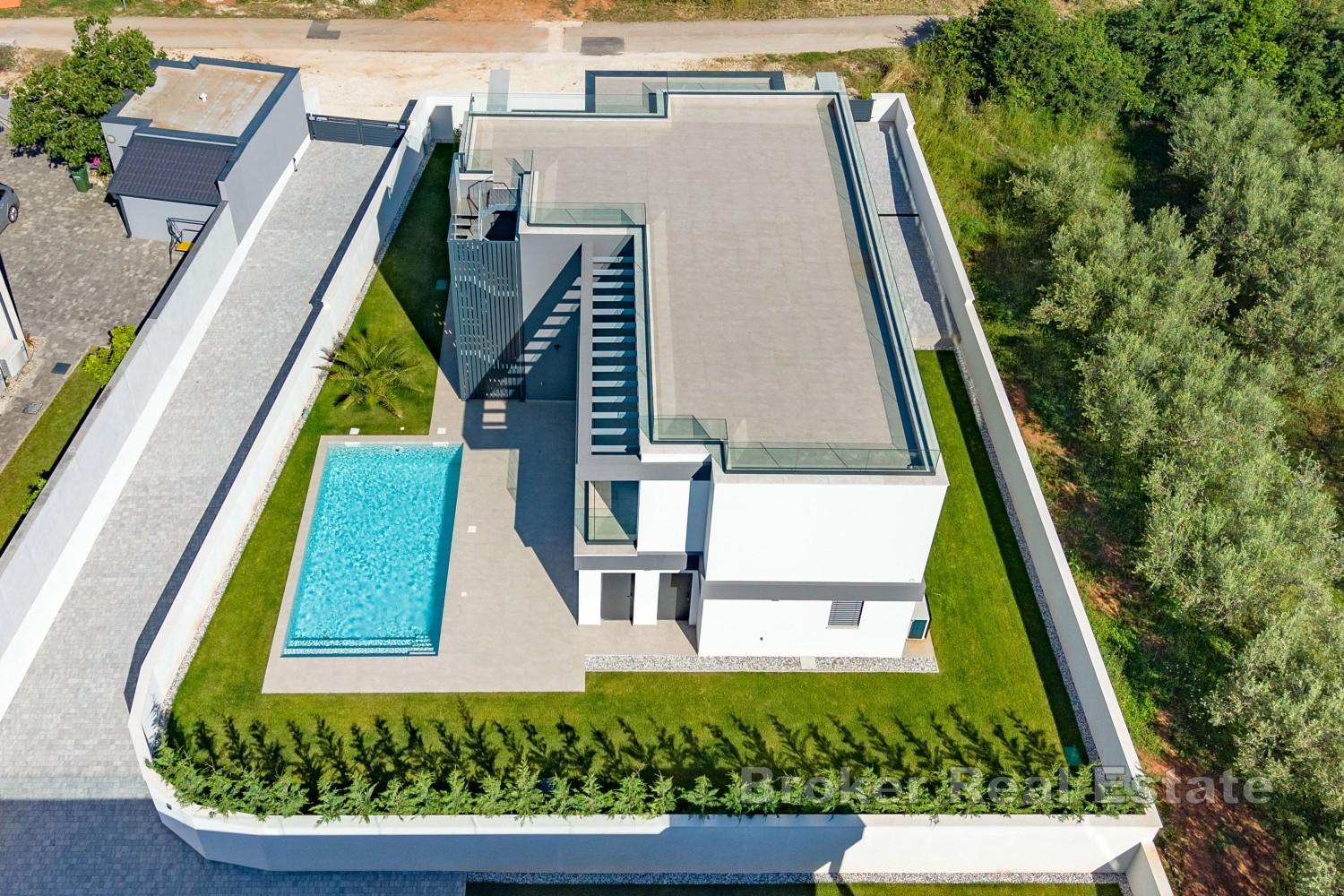 Luksuzna moderna vila u neposrednoj blizini mora, s bazenom i krovnom terasom