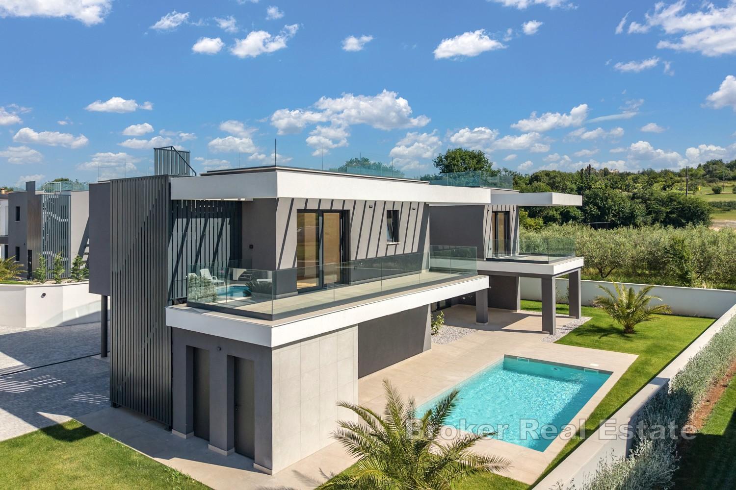 Moderní pobřežní vila s vyhřívaným bazénem a exkluzivní střešní terasou
