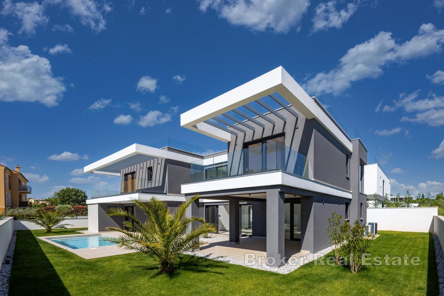 Moderní pobřežní vila s vyhřívaným bazénem a exkluzivní střešní terasou