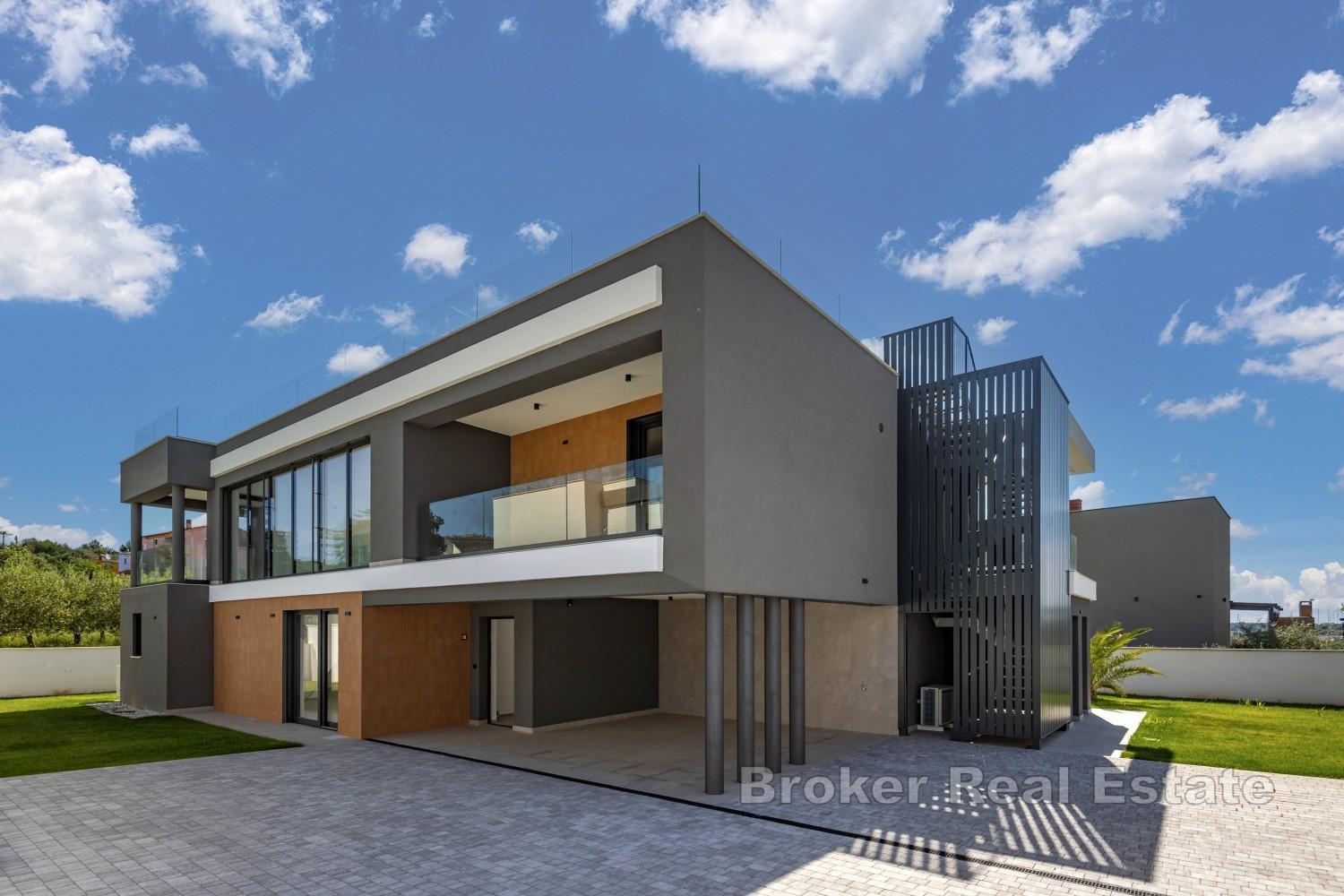 Moderní pobřežní vila s vyhřívaným bazénem a exkluzivní střešní terasou