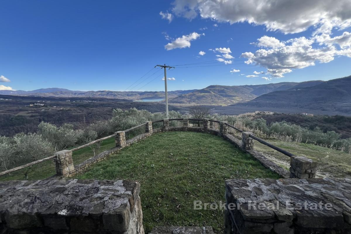 Unik egendom på 17 hektar med panoramautsikt över Motovun och Butonigasjön