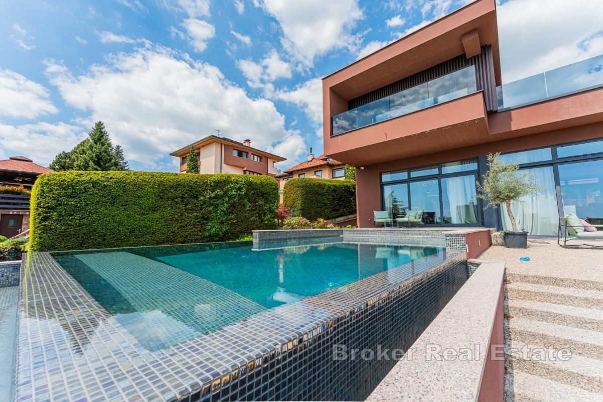 Exklusive Designer-Familienvilla mit Pool in grüner Oase