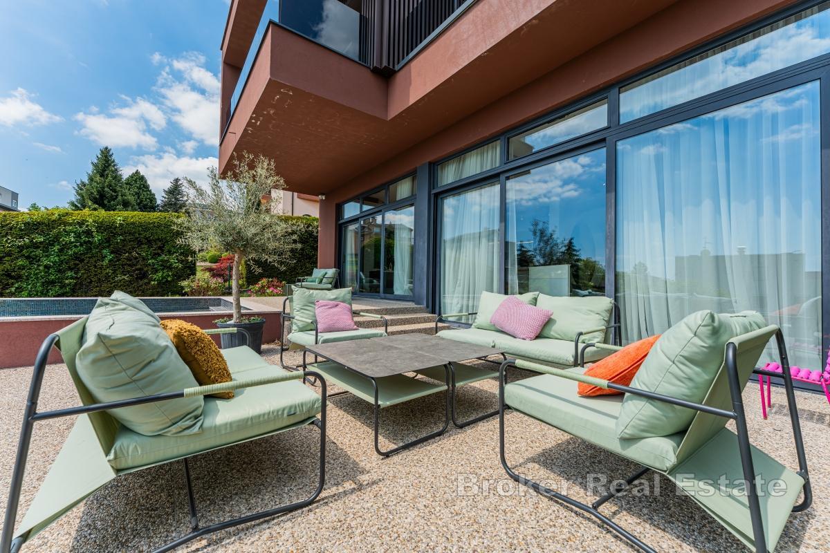 Designová rodinná vila s bazénem v zelené oáze