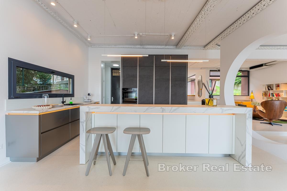 Designová rodinná vila s bazénem v zelené oáze