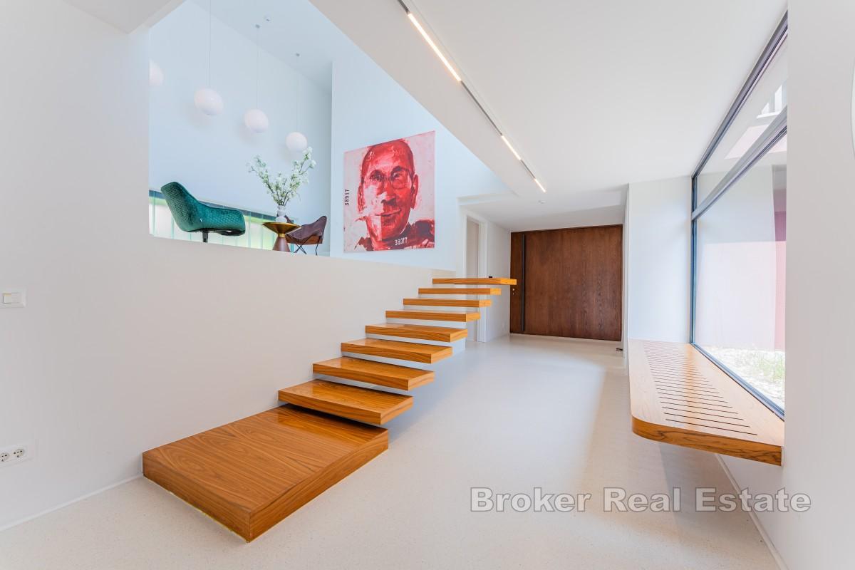 Villa familiale design avec piscine dans un écrin de verdure