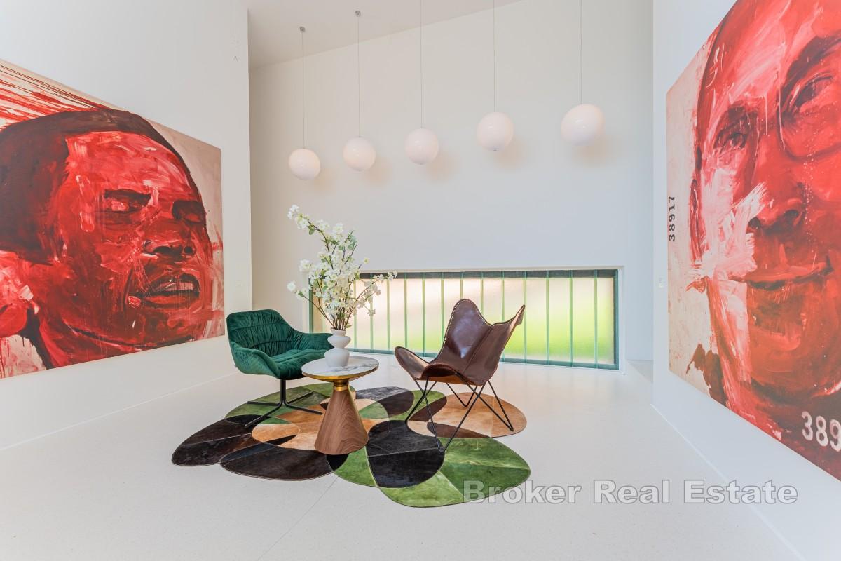 Villa familiale design avec piscine dans un écrin de verdure