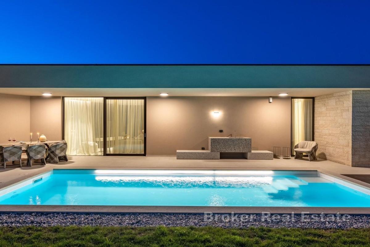 Designová vila s bazénem a výhledem na moře