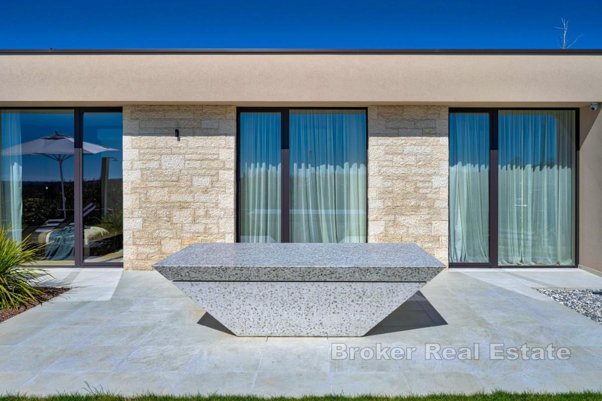 Designvilla med pool och havsutsikt