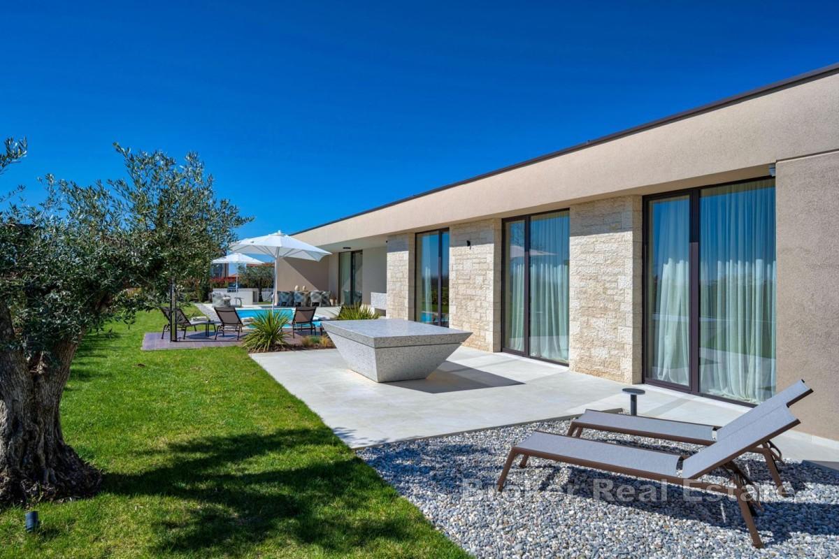 Designová vila s bazénem a výhledem na moře
