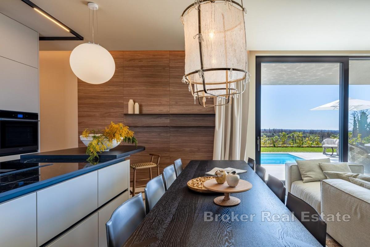 Designvilla med pool och havsutsikt