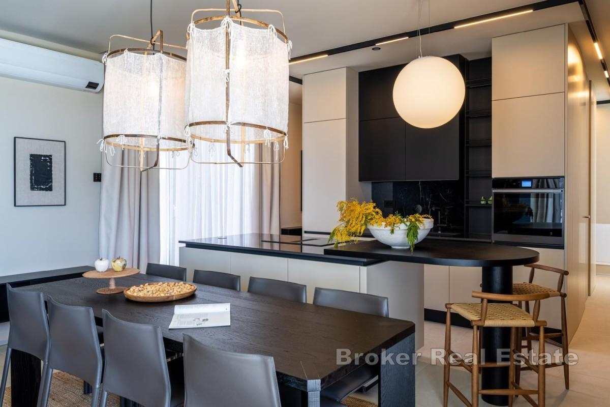 Designvilla med pool och havsutsikt