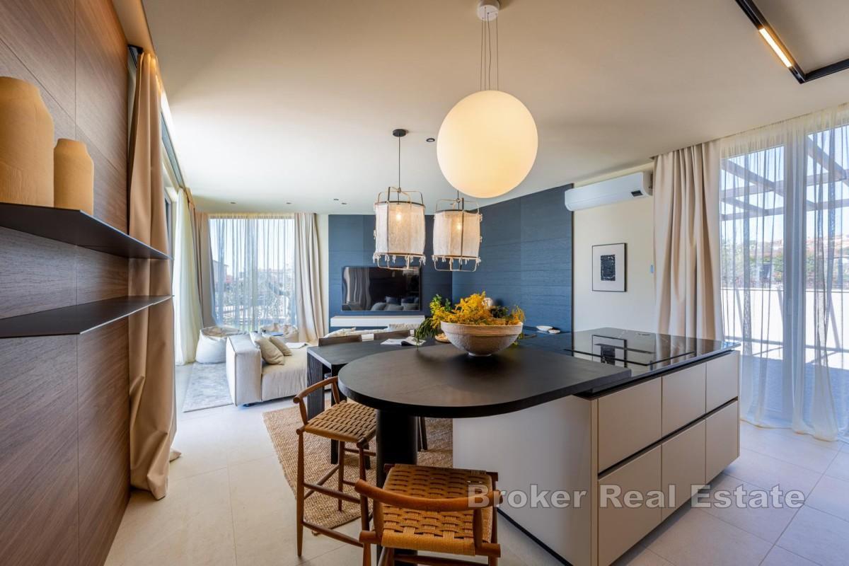 Designvilla med pool och havsutsikt