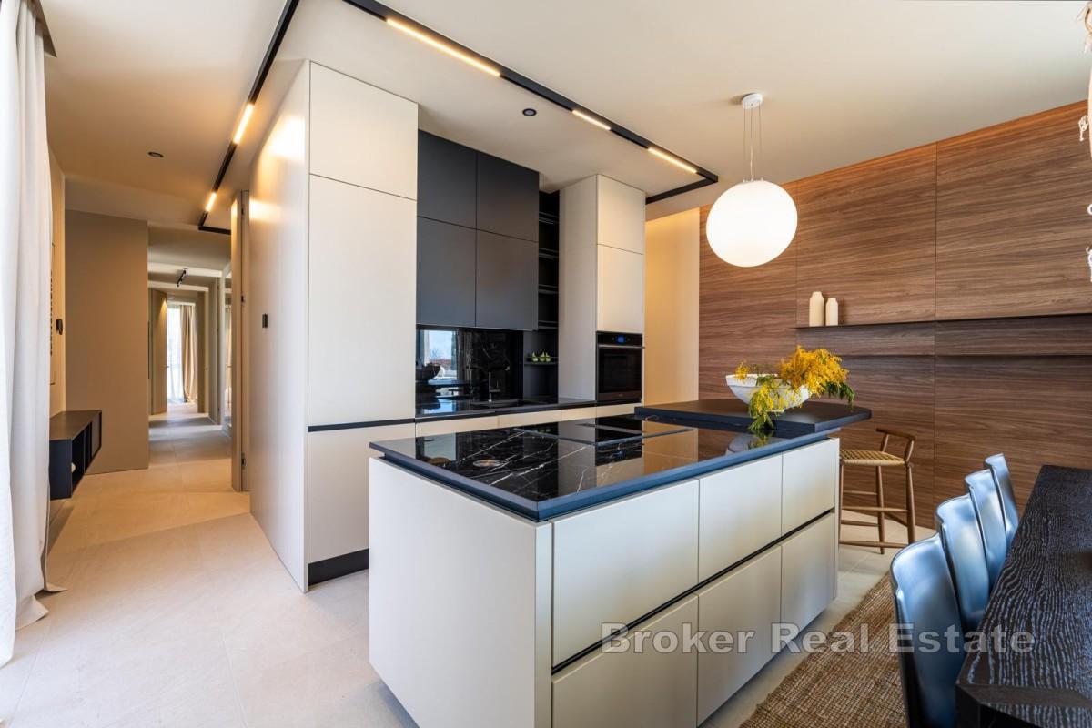 Designvilla med pool och havsutsikt