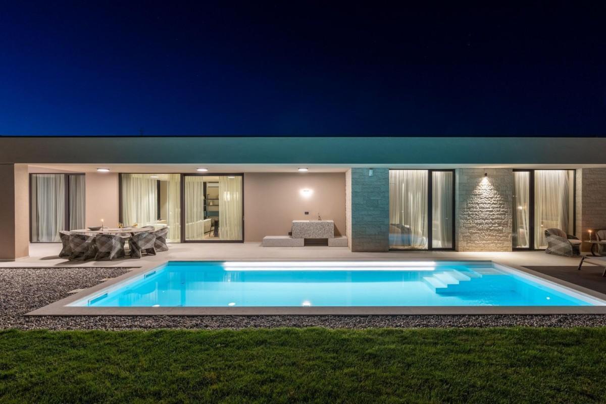 001-2053-46-Porec-designer-single-storey-villa-with-pool-for-sale