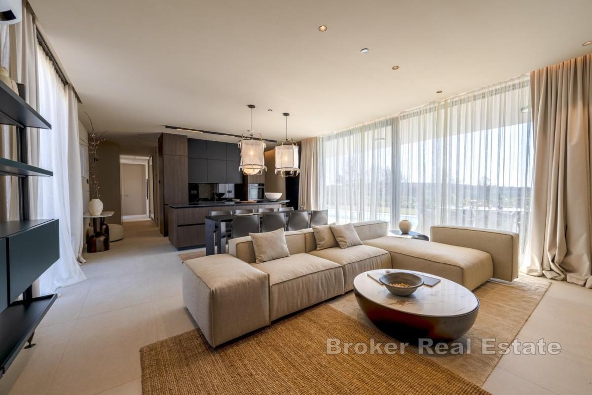 Designervilla i første etasje med basseng og førsteklasses utstyr