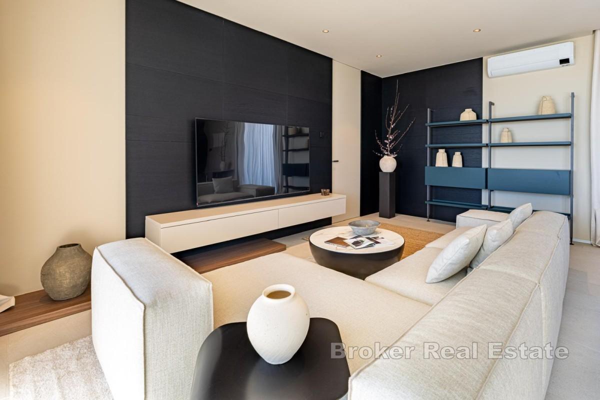 Designervilla i første etasje med basseng og førsteklasses utstyr