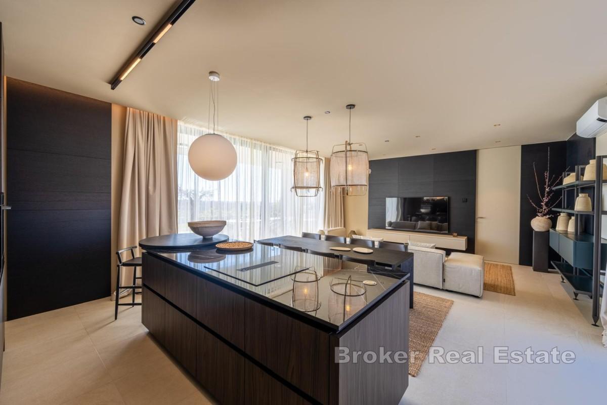 Designervilla i første etasje med basseng og førsteklasses utstyr