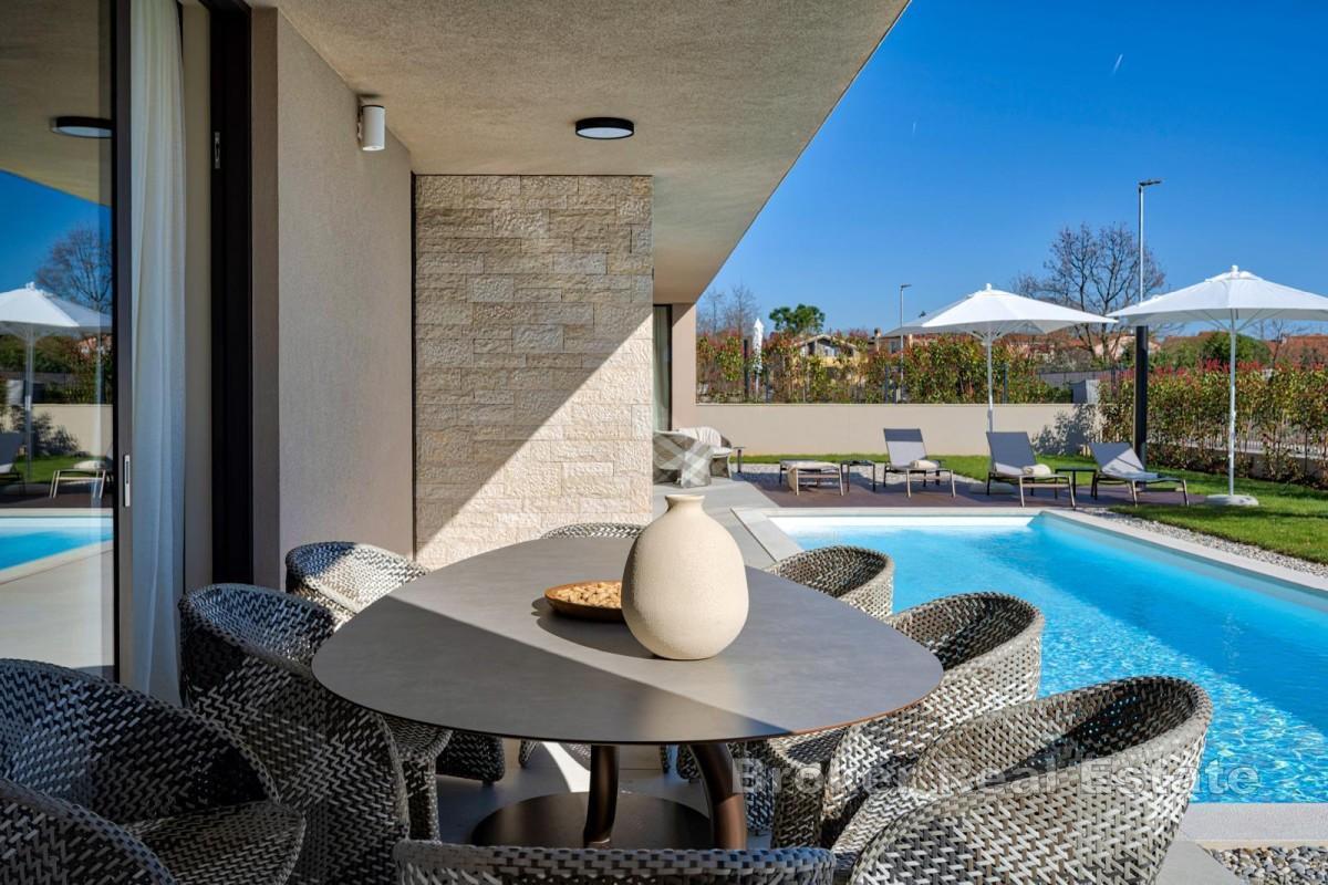 Willa parterowa z basenem i widokiem na otwarte morze