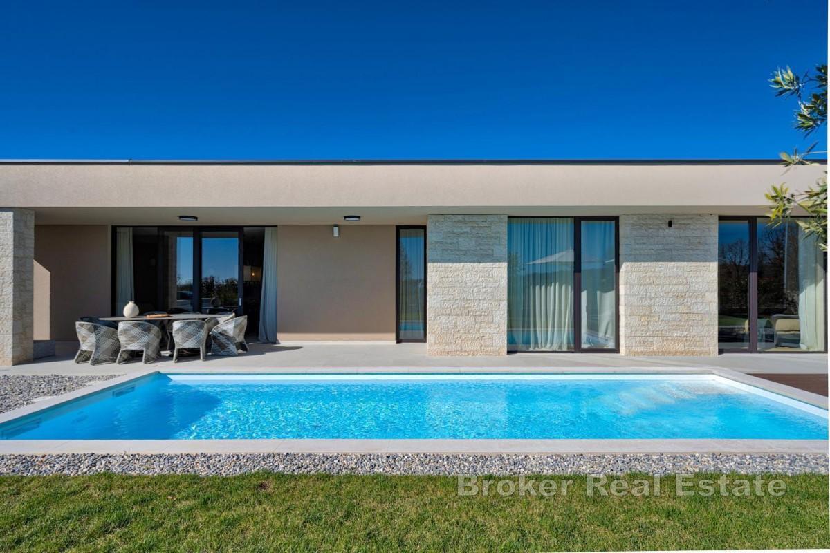 Willa parterowa z basenem i widokiem na otwarte morze