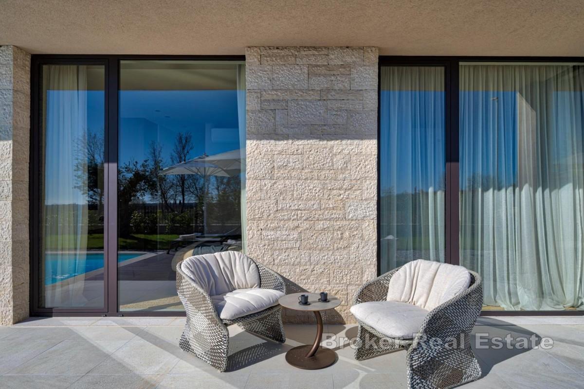 Willa parterowa z basenem i widokiem na otwarte morze