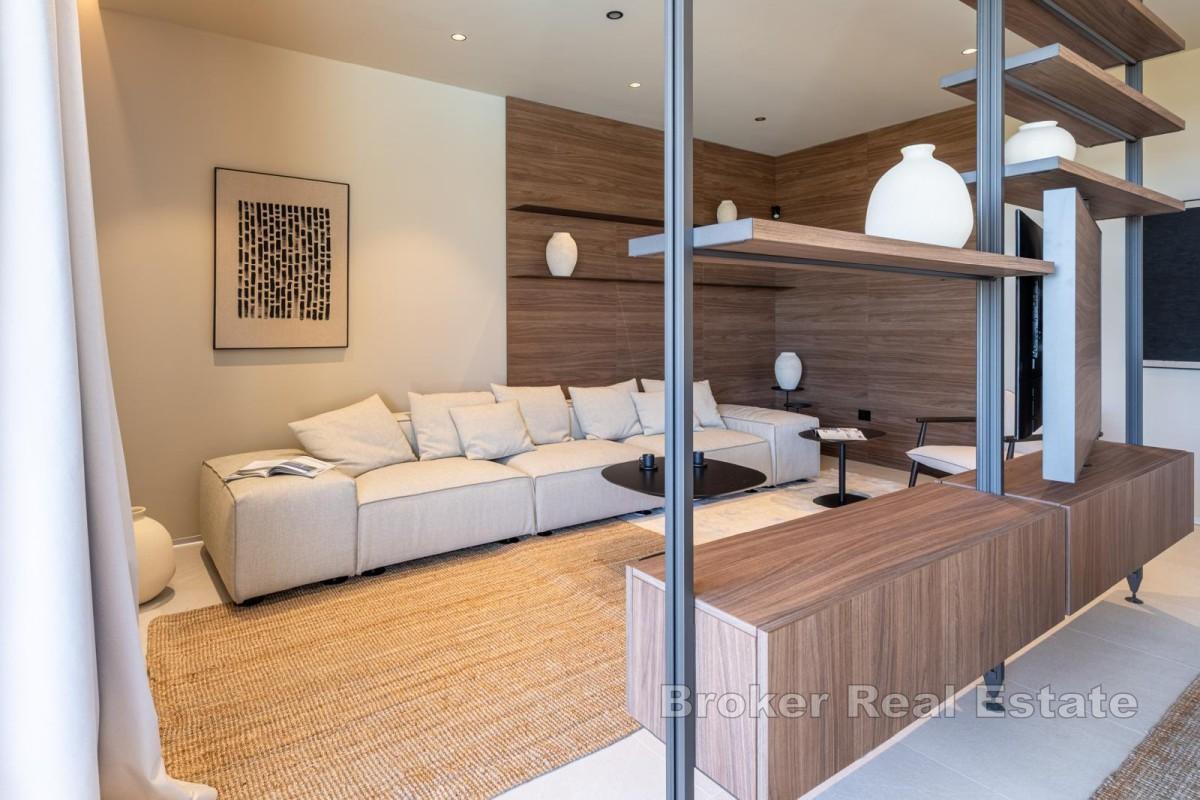 Willa parterowa z basenem i widokiem na otwarte morze