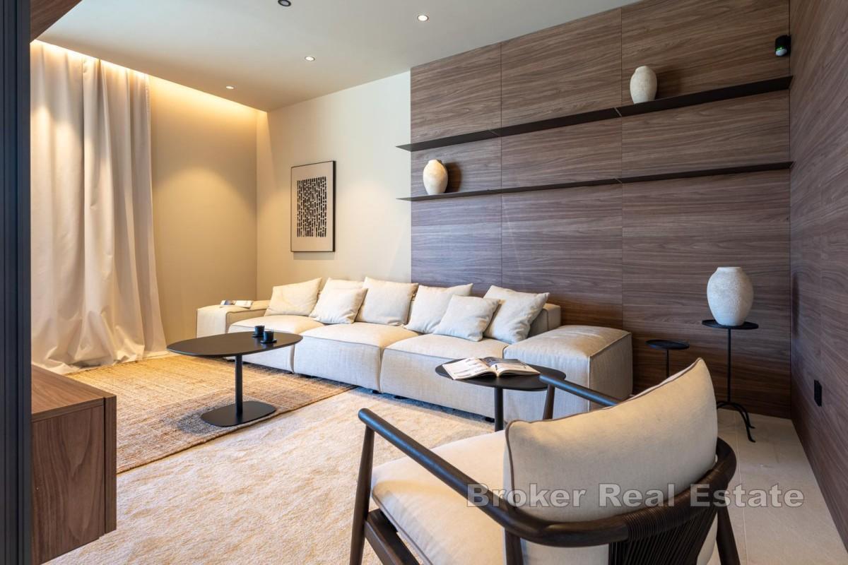 Willa parterowa z basenem i widokiem na otwarte morze