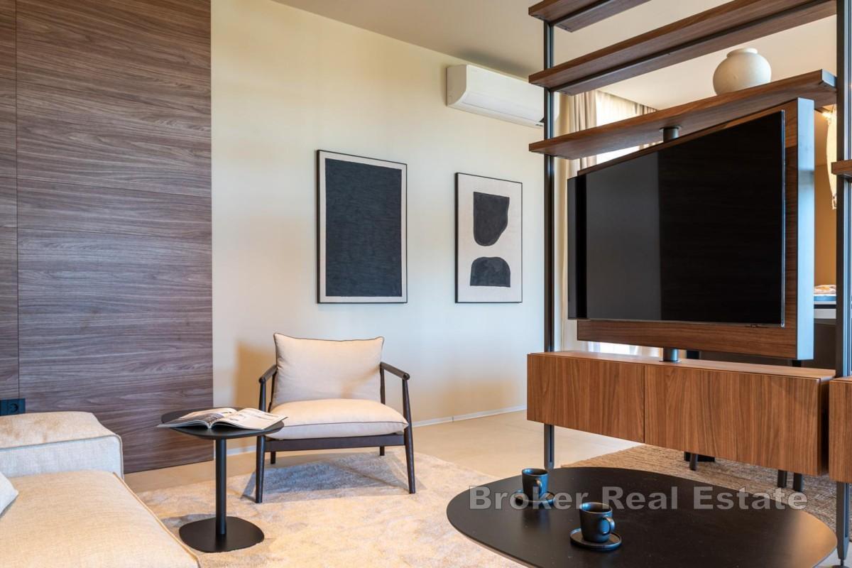 Willa parterowa z basenem i widokiem na otwarte morze