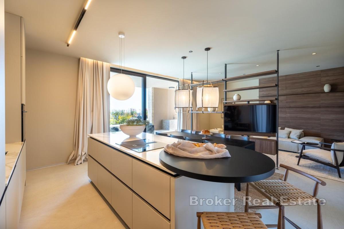 Willa parterowa z basenem i widokiem na otwarte morze