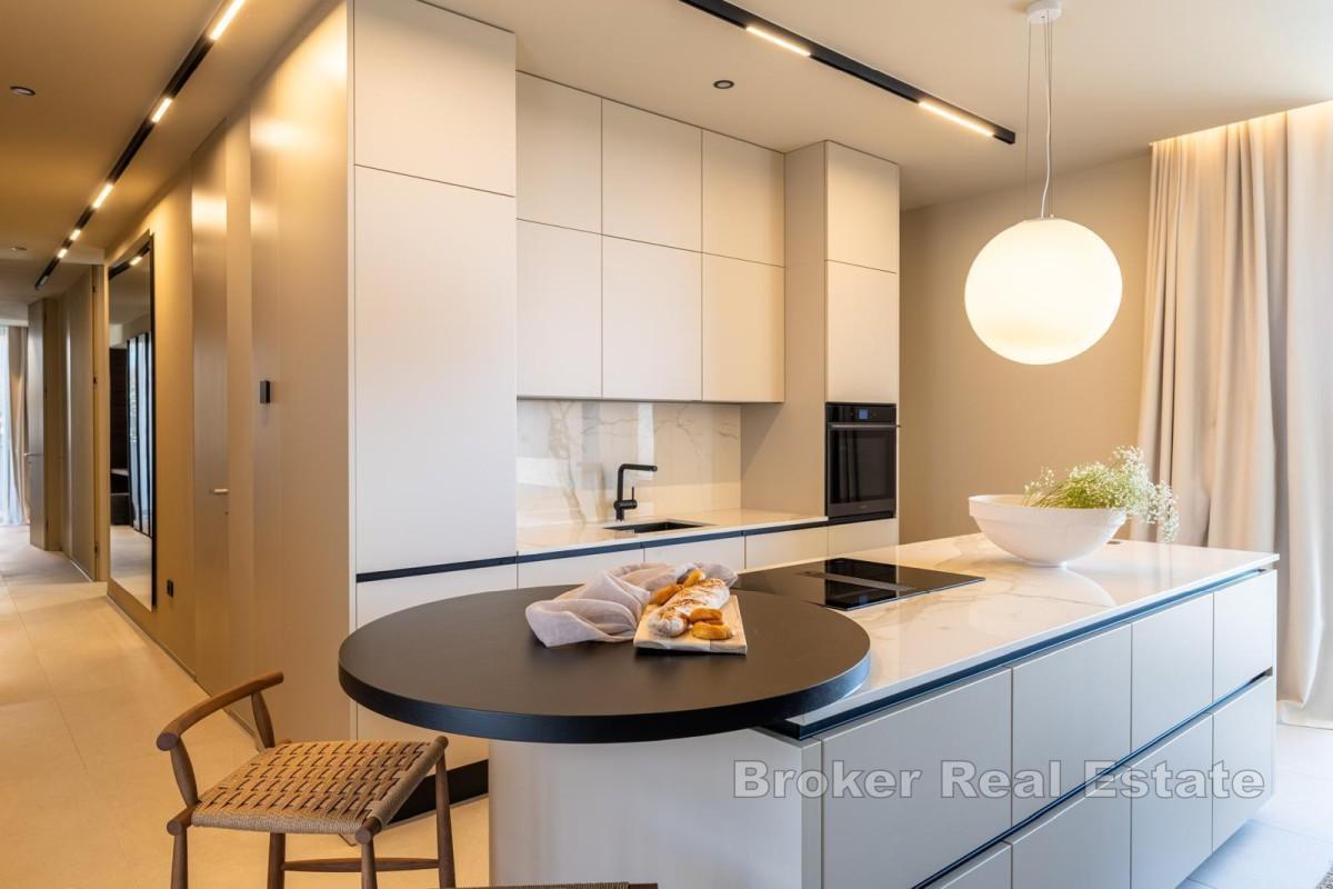 Willa parterowa z basenem i widokiem na otwarte morze