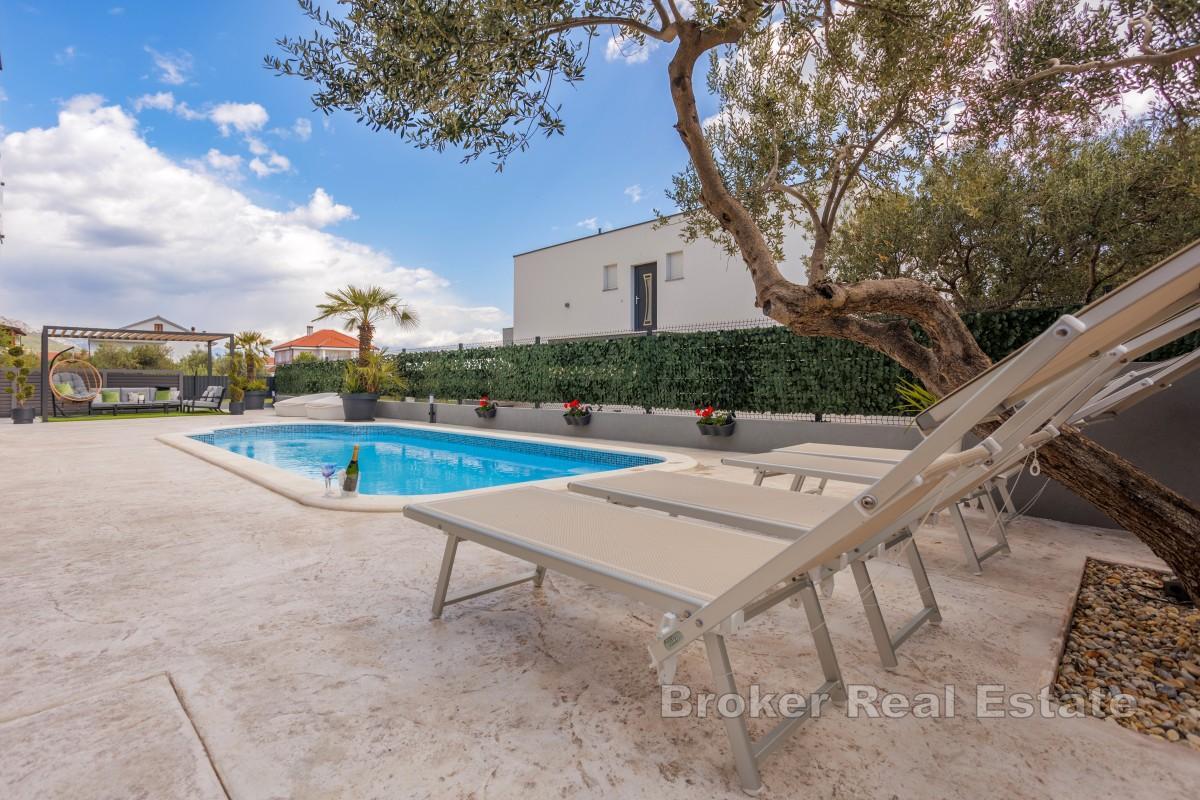 Villa moderna con piscina