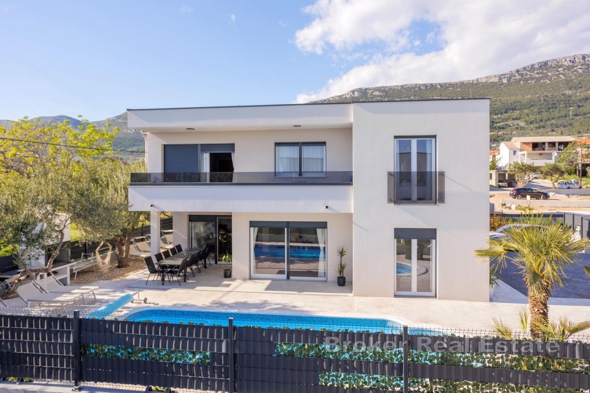 Moderna vila s bazenom