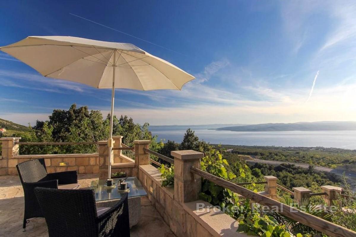 Maison méditerranéenne en pierre avec piscine et vue mer