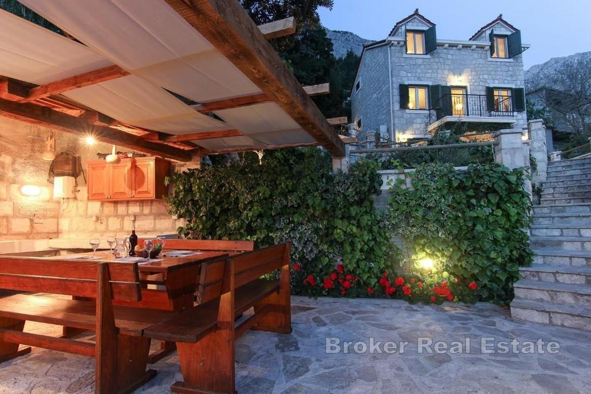 Maison méditerranéenne en pierre avec piscine et vue mer