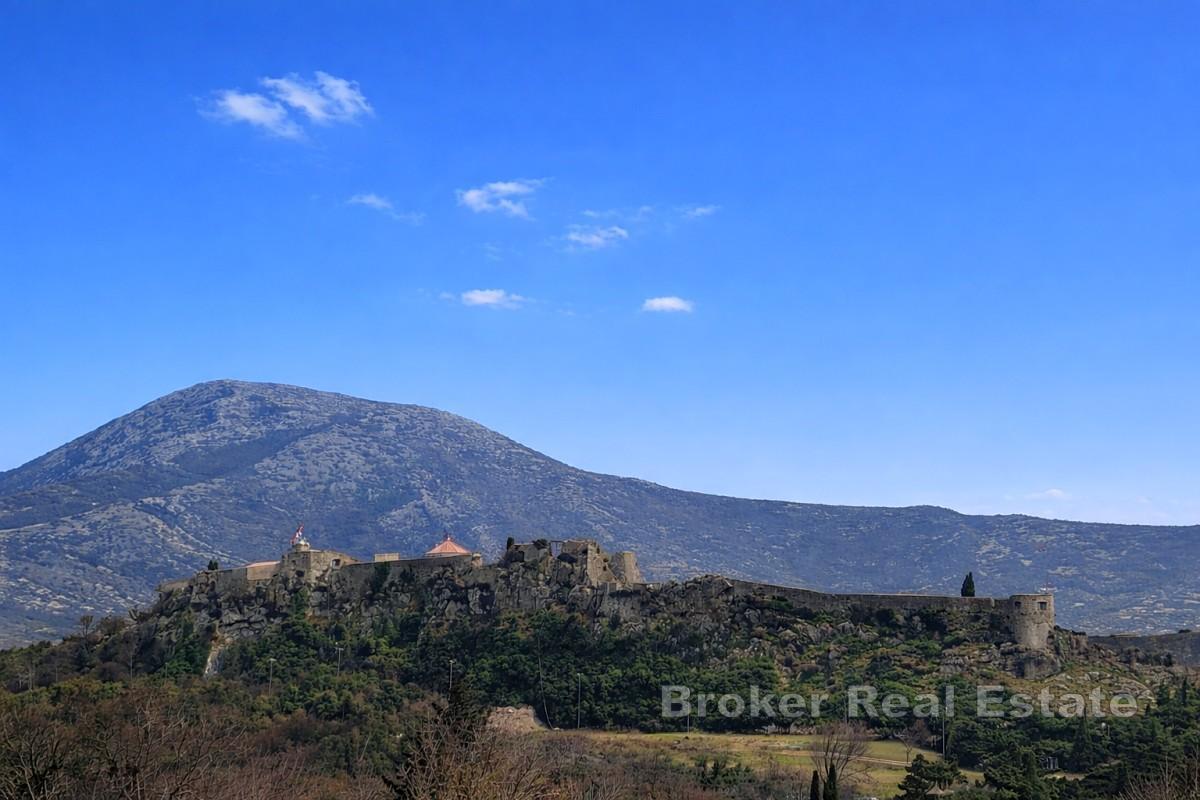 Terrain constructible avec vue sur la mer et la forteresse de Klis