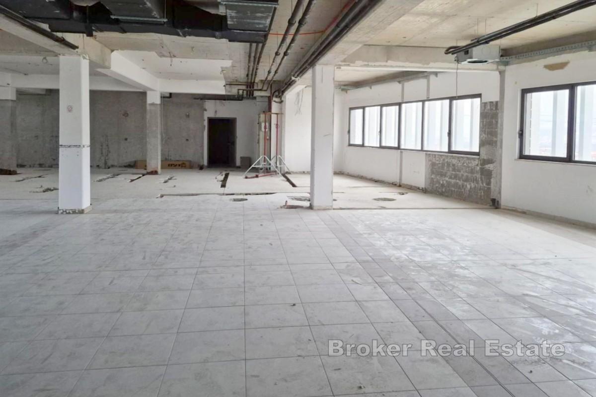 Attraktiv kontorslokal med balkong i modern kontorsbyggnad