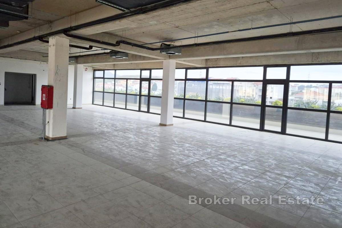 Espace de bureaux attrayant avec terrasse dans un immeuble de bureaux moderne