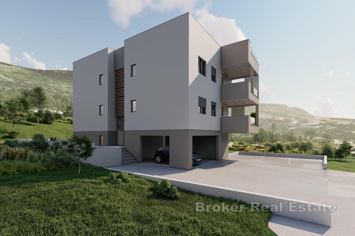 Ampio attico con tre camere da letto, balcone e loggia in un nuovo edificio
