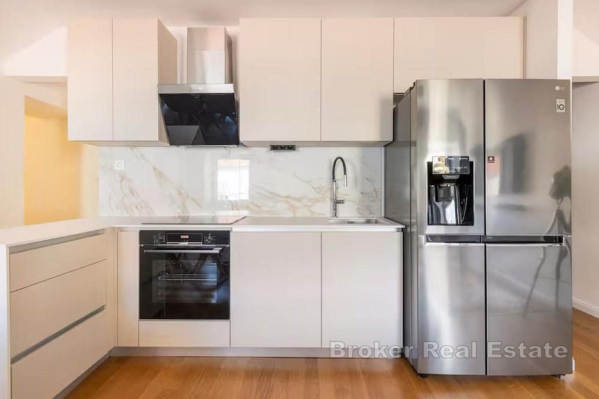 Appartamento con due camere da letto e monolocale completamente ristrutturati in centro città, ideali come residenza e investimento