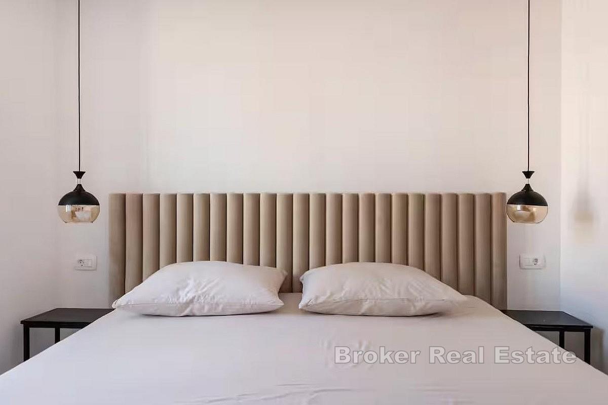 Appartamento con due camere da letto e monolocale completamente ristrutturati in centro città, ideali come residenza e investimento