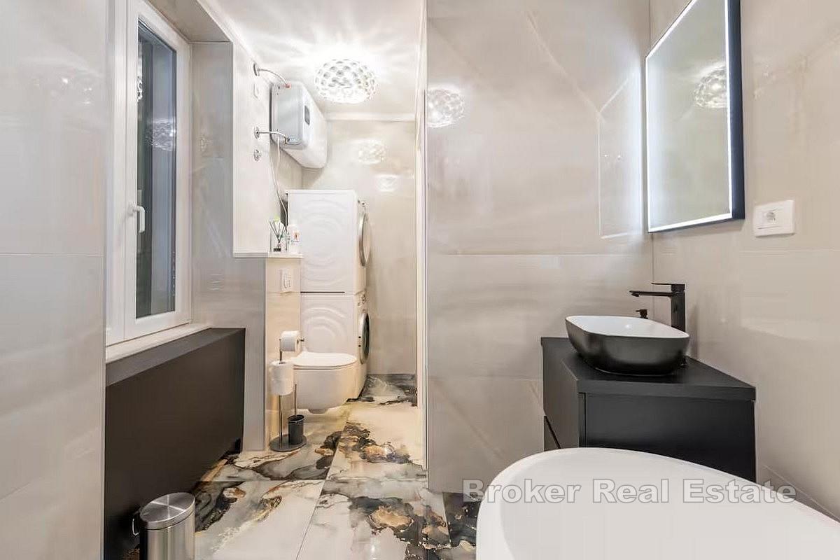 Appartamento con due camere da letto e monolocale completamente ristrutturati in centro città, ideali come residenza e investimento