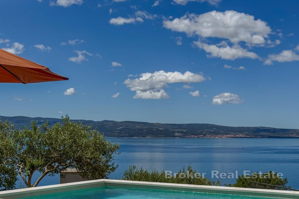 Ampia villa con piscina e vista panoramica sul mare