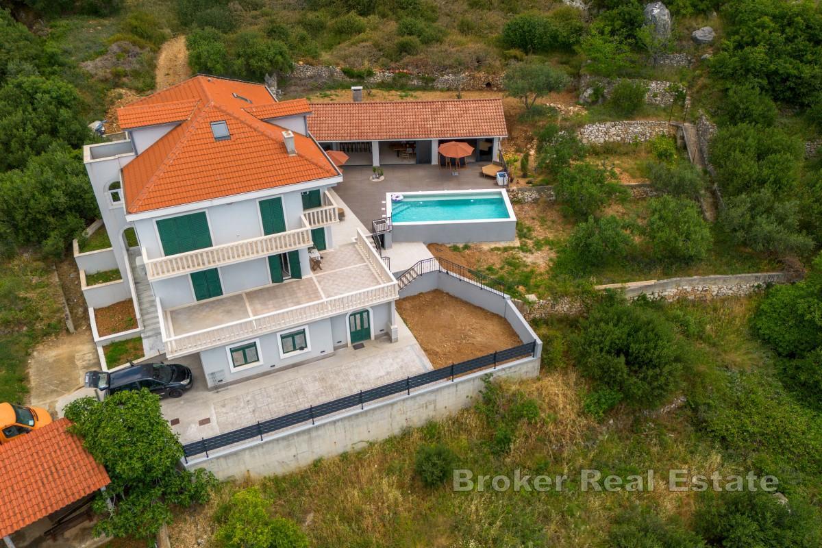 Ampia villa con piscina e vista panoramica sul mare