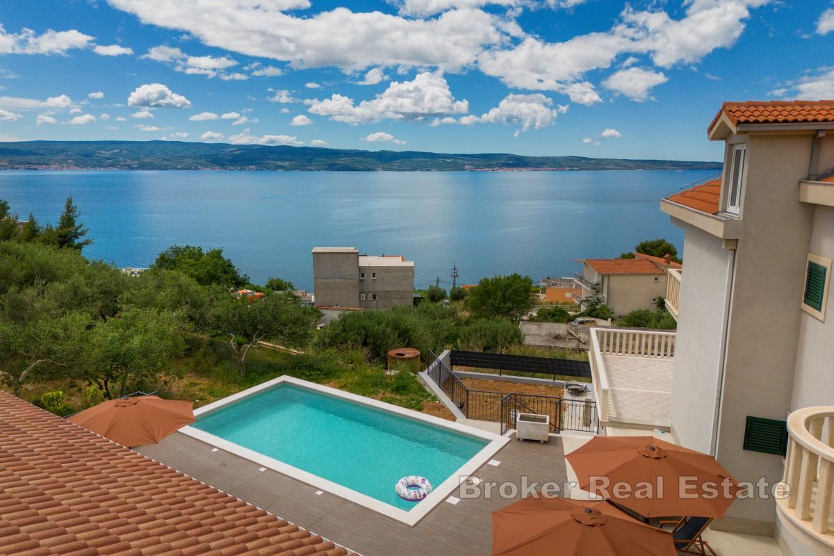 Ampia villa con piscina e vista panoramica sul mare