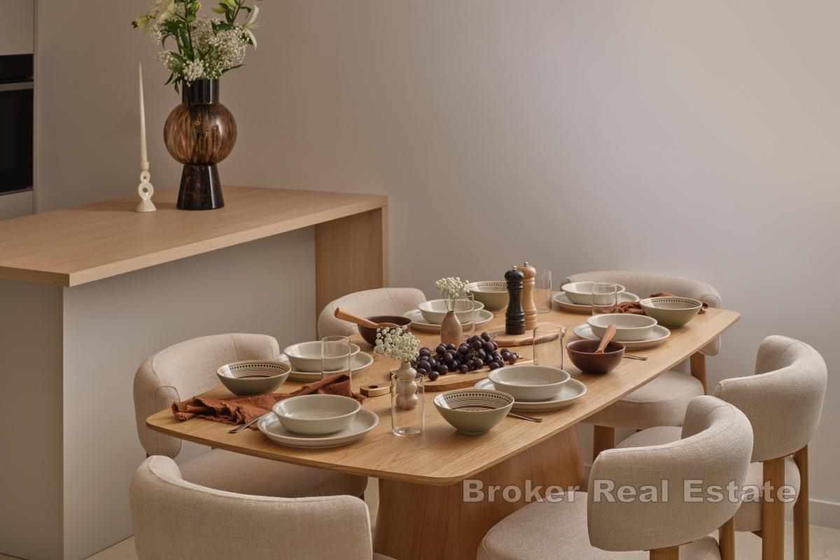 Luxusní třípatrový apartmán ve vile se soukromým bazénem