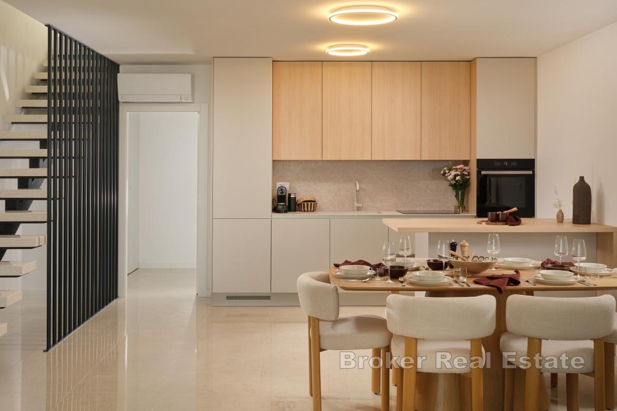 Luxusní třípatrový apartmán ve vile se soukromým bazénem
