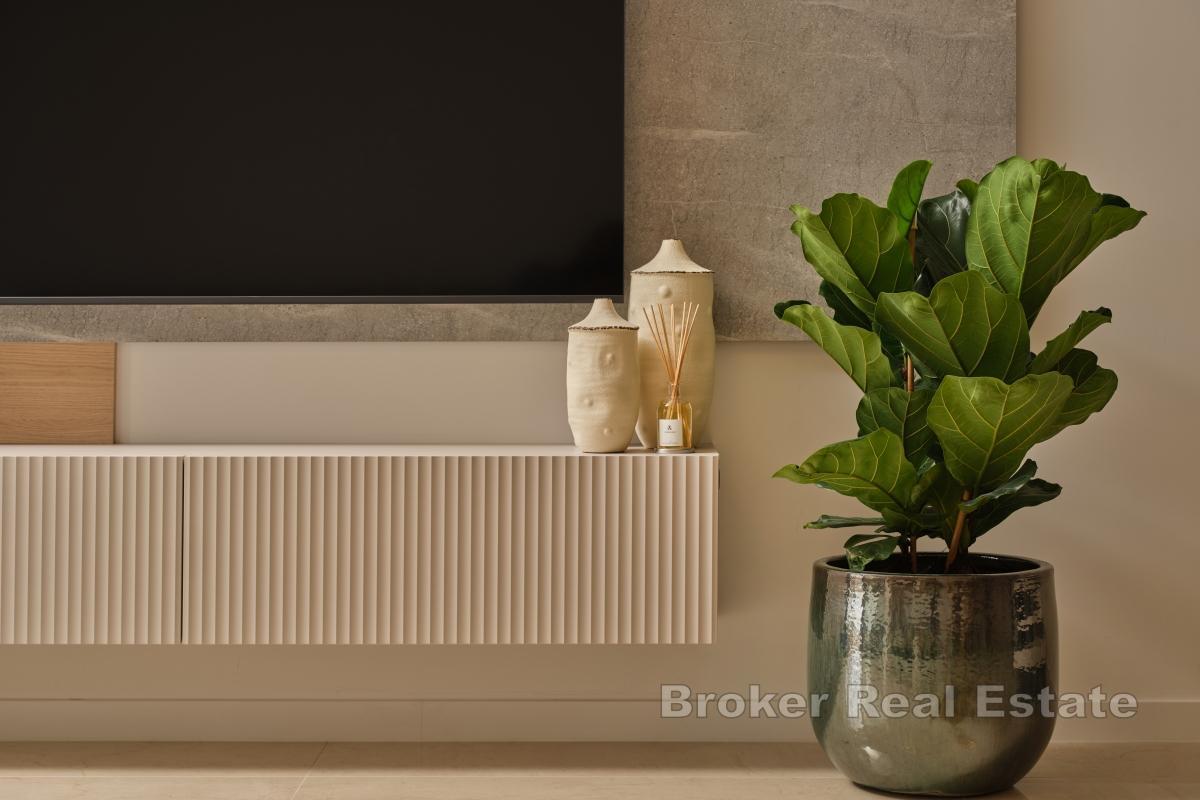 Luxusní třípatrový apartmán ve vile se soukromým bazénem