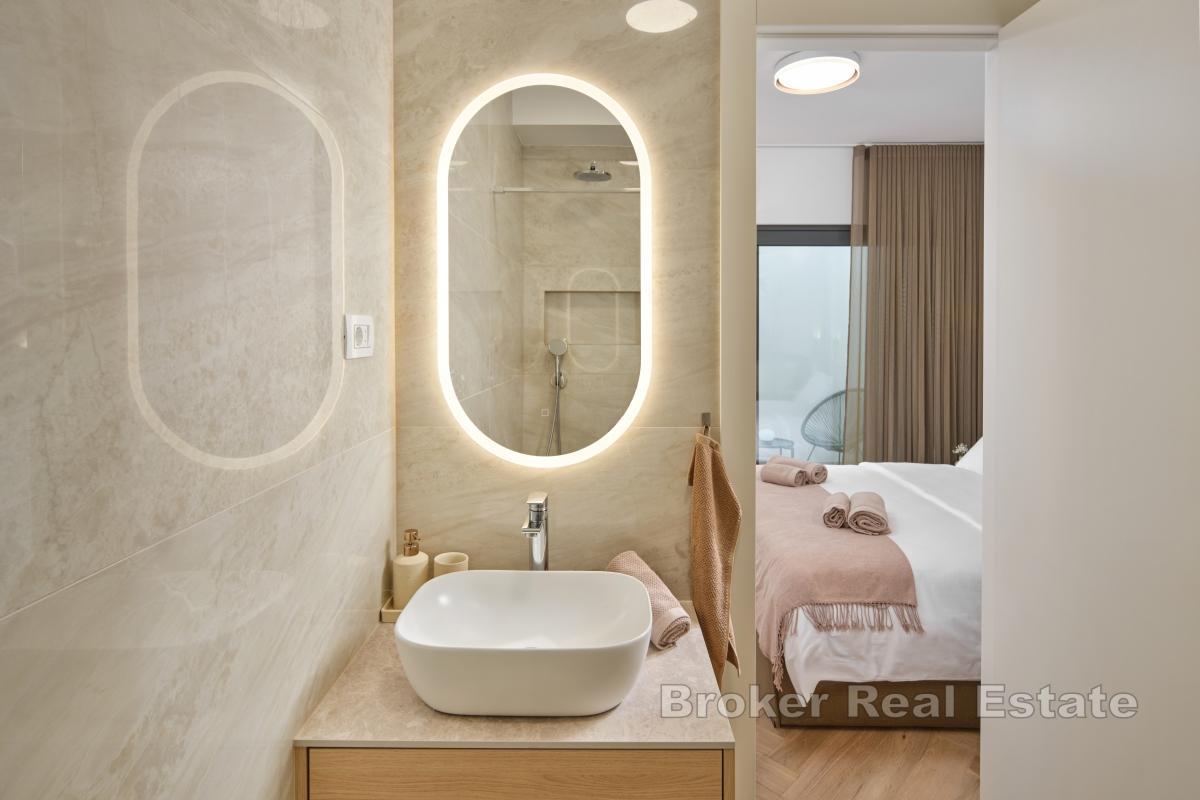 Luxusní třípatrový apartmán ve vile se soukromým bazénem
